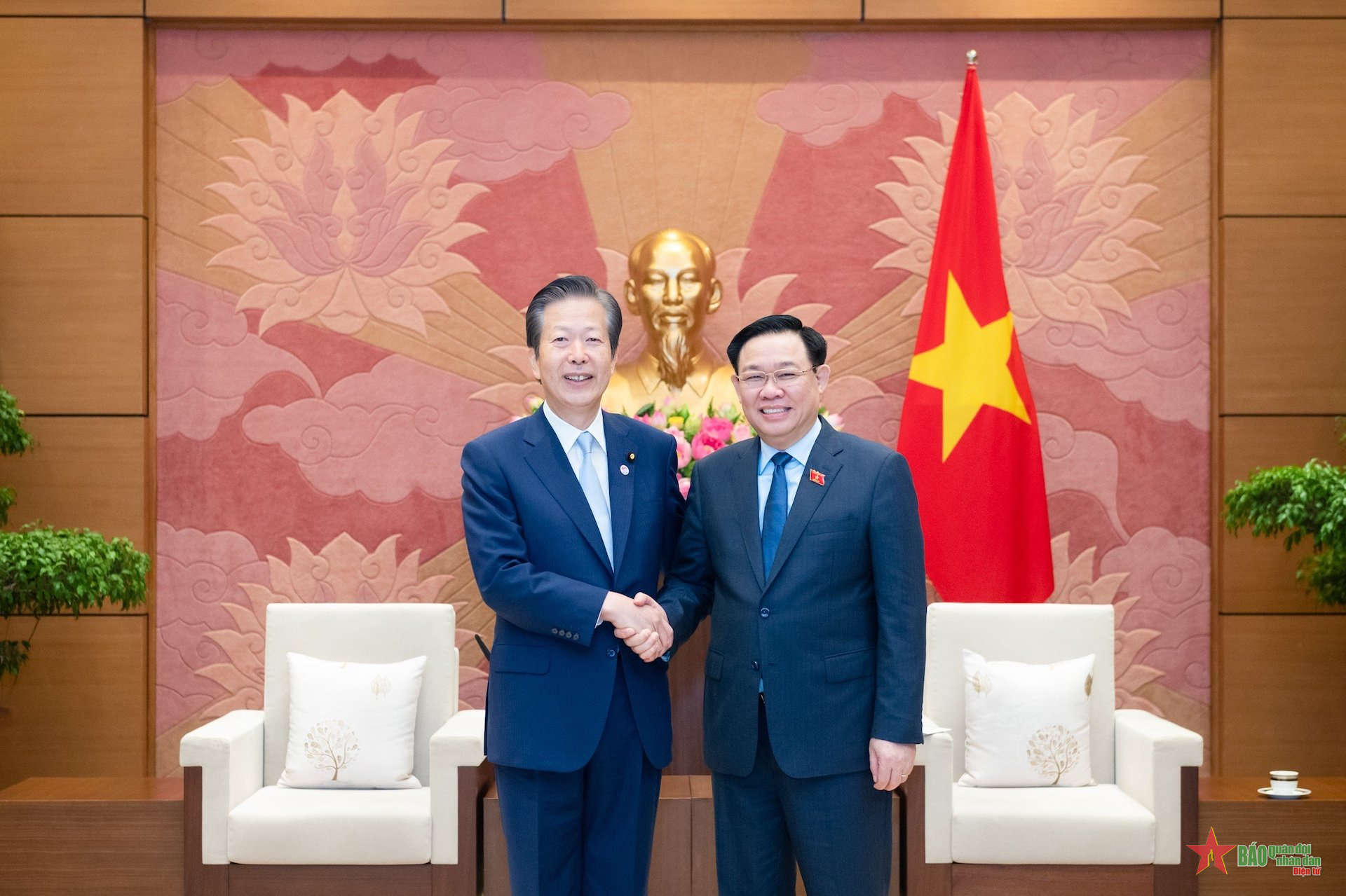 Chủ tịch Quốc hội Vương Đình Huệ tiếp Chủ tịch Đảng Công minh Nhật Bản Yamaguchi Natsuo